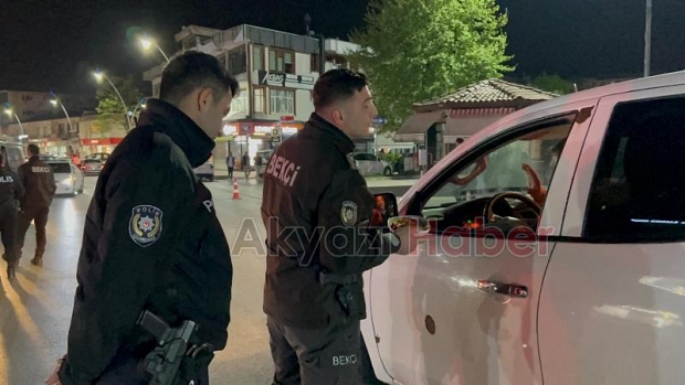 Akyazı Polisi, sürücülere bayram şekeri dağıttı