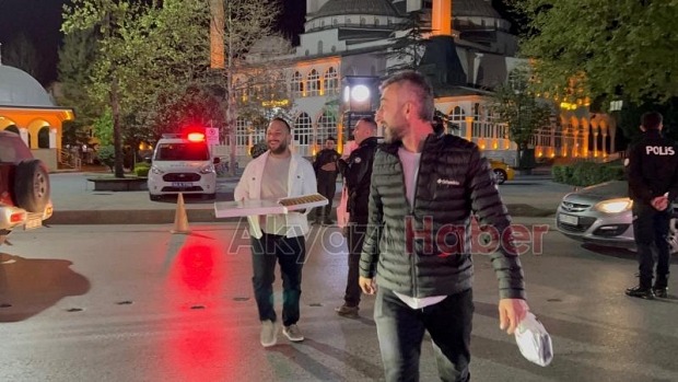 Akyazı Polisi, sürücülere bayram şekeri dağıttı