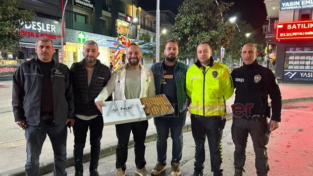 Akyazı Polisi, sürücülere bayram şekeri dağıttı