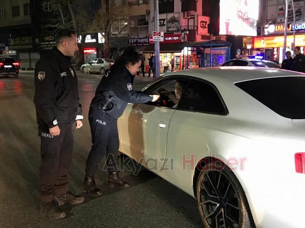 Ekiplerin şeker ikramını görerek bir tepsi baklava getirdi