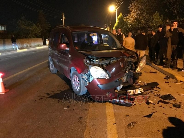 Hafif ticari araç ile motosiklet çarpıştı: 1 ağır yaralı