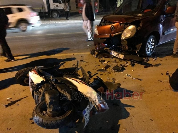 Hafif ticari araç ile motosiklet çarpıştı: 1 ağır yaralı