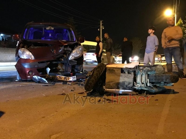 Hafif ticari araç ile motosiklet çarpıştı: 1 ağır yaralı