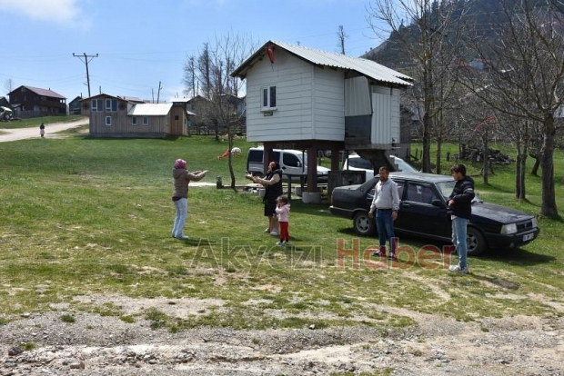 Yaylada mangal yapıp eğlendiler