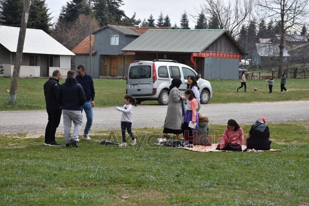 Yaylada mangal yapıp eğlendiler