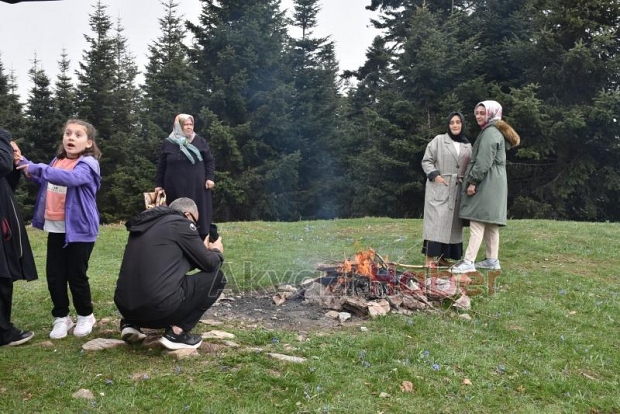 Yaylada mangal yapıp eğlendiler