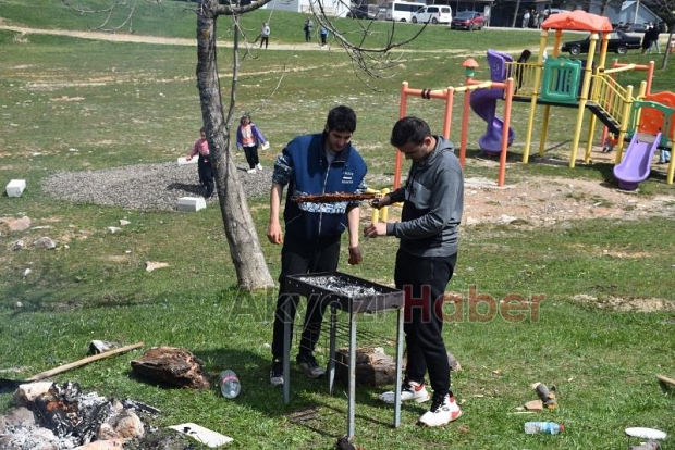Yaylada mangal yapıp eğlendiler