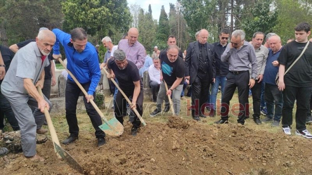 Akyazının sevilen esnafı defnedildi.