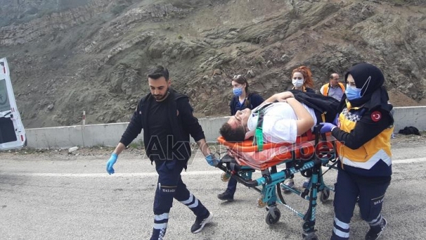 Üniversite öğrencilerini taşıyan araç kazaya karıştı: 15 yaralı