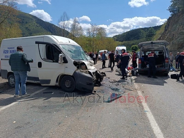 Üniversite öğrencilerini taşıyan araç kazaya karıştı: 15 yaralı