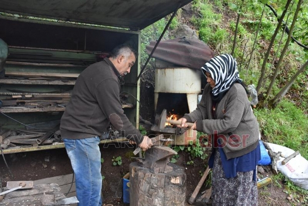 Seyyar demirci İlçe ilçe dolaşıp tamirat yaparak geçimini sağlıyor