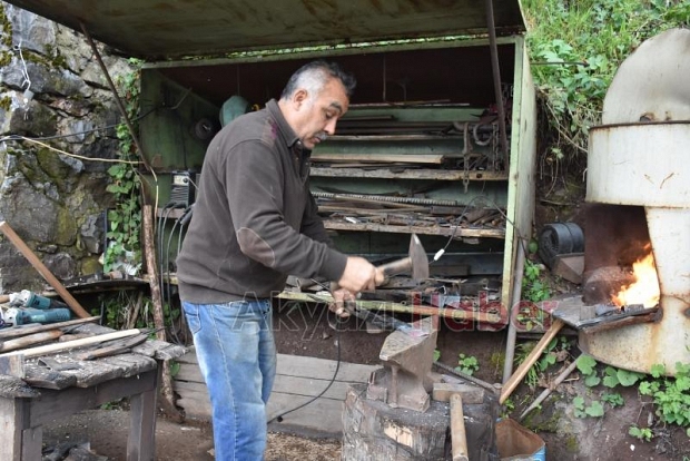 Seyyar demirci İlçe ilçe dolaşıp tamirat yaparak geçimini sağlıyor