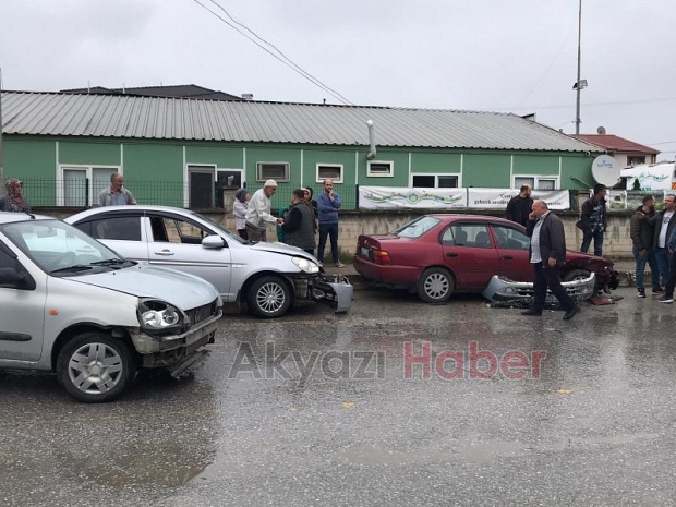 Önüne çıkan araca çarpmamak için manevra yapınca olanlar oldu