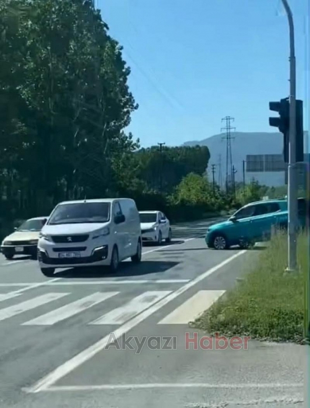 Küçücek Kavşağı Yine Bir Trafik Kazasına Sahne Oldu