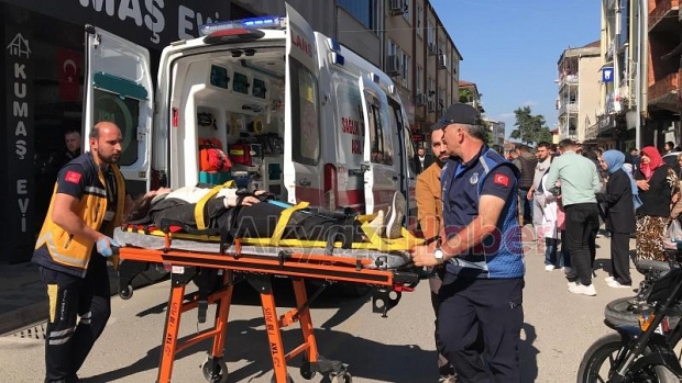 Cadde'de Kaza Vatandaşlar Yaralıların Yanına akın etti. 