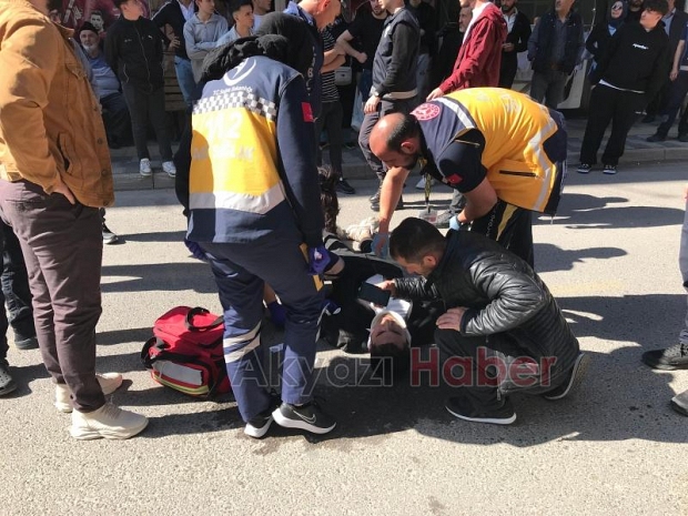 Cadde'de Kaza Vatandaşlar Yaralıların Yanına akın etti. 