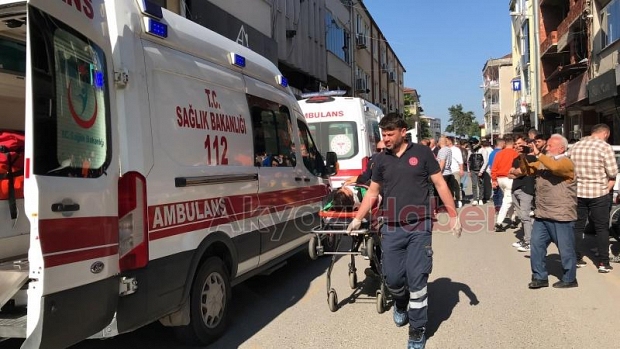 Cadde'de Kaza Vatandaşlar Yaralıların Yanına akın etti. 