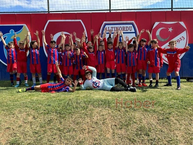 Akyazı Altınordu Futbol Okulu turnuvanın en çok atan takımı