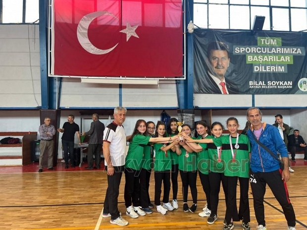 Akyazı'da okullararası voleybol