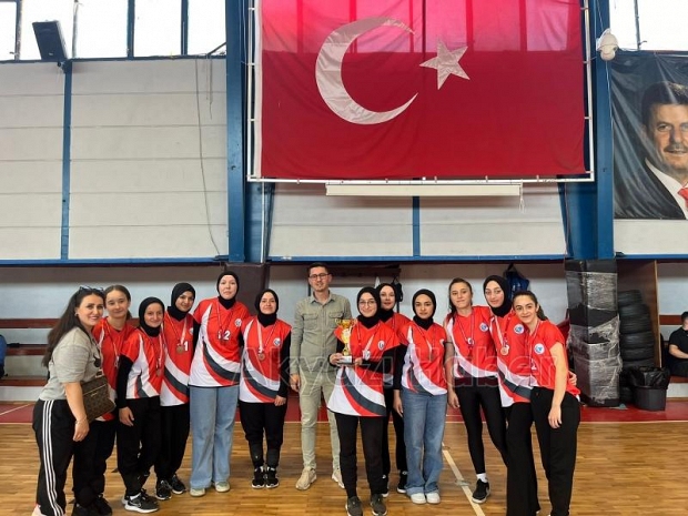 Akyazı'da okullararası voleybol