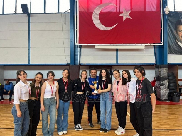 Akyazı'da okullararası voleybol