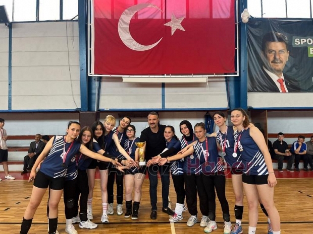 Akyazı'da okullararası voleybol