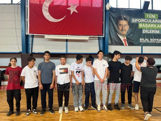 Akyazı'da okullararası voleybol