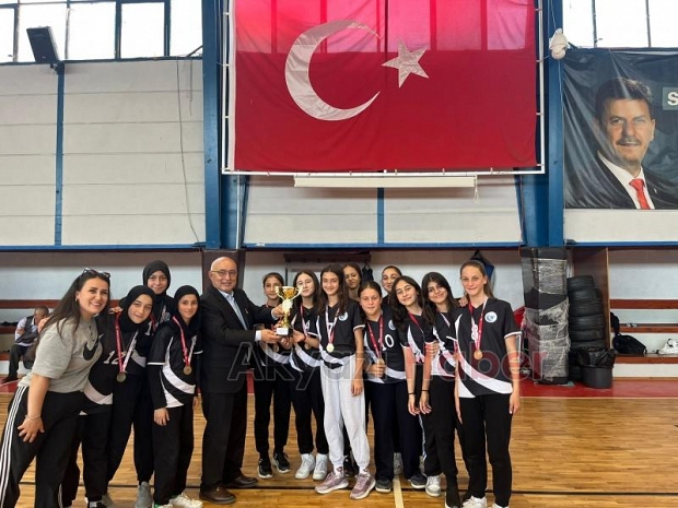 Akyazı'da okullararası voleybol