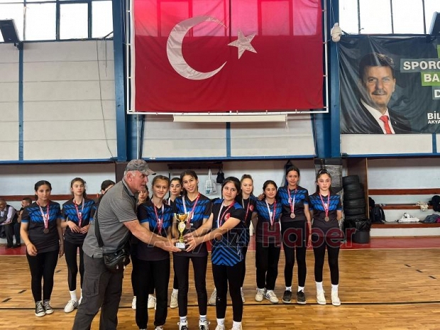 Akyazı'da okullararası voleybol