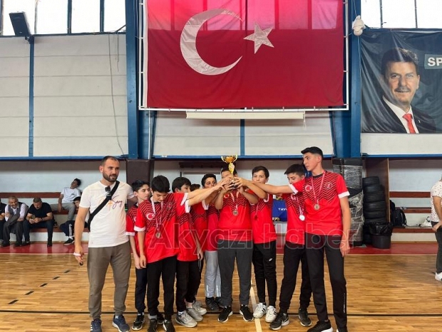 Akyazı'da okullararası voleybol