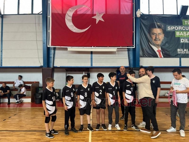 Akyazı'da okullararası voleybol