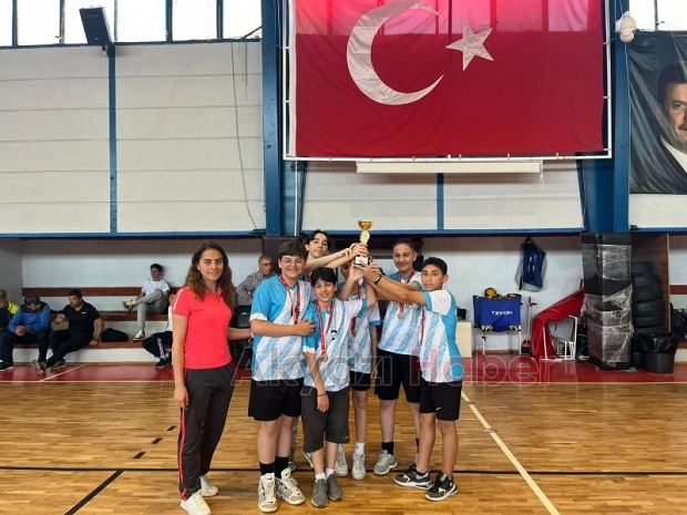 Akyazı'da okullararası voleybol