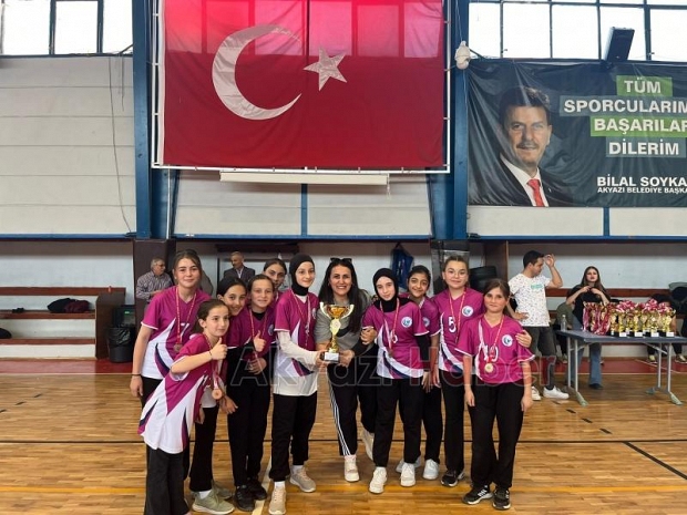 Akyazı'da okullararası voleybol