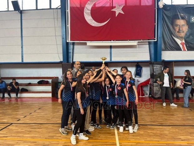 Akyazı'da okullararası voleybol