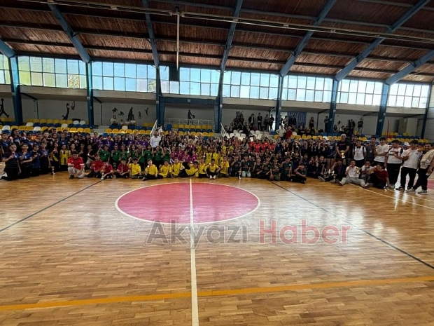 Akyazı'da okullararası voleybol