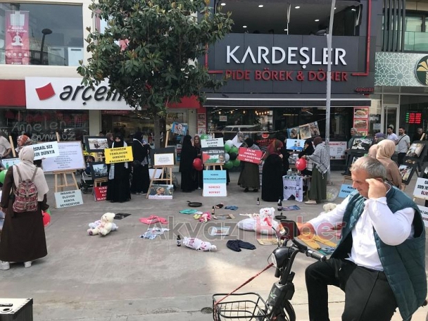 Gazze için Akyazıda sessiz eylem nöbeti sürüyor