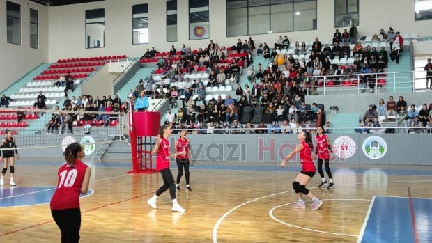 Midi Kızlar Voleybolda Alaağaçspor şampiyon oldu 