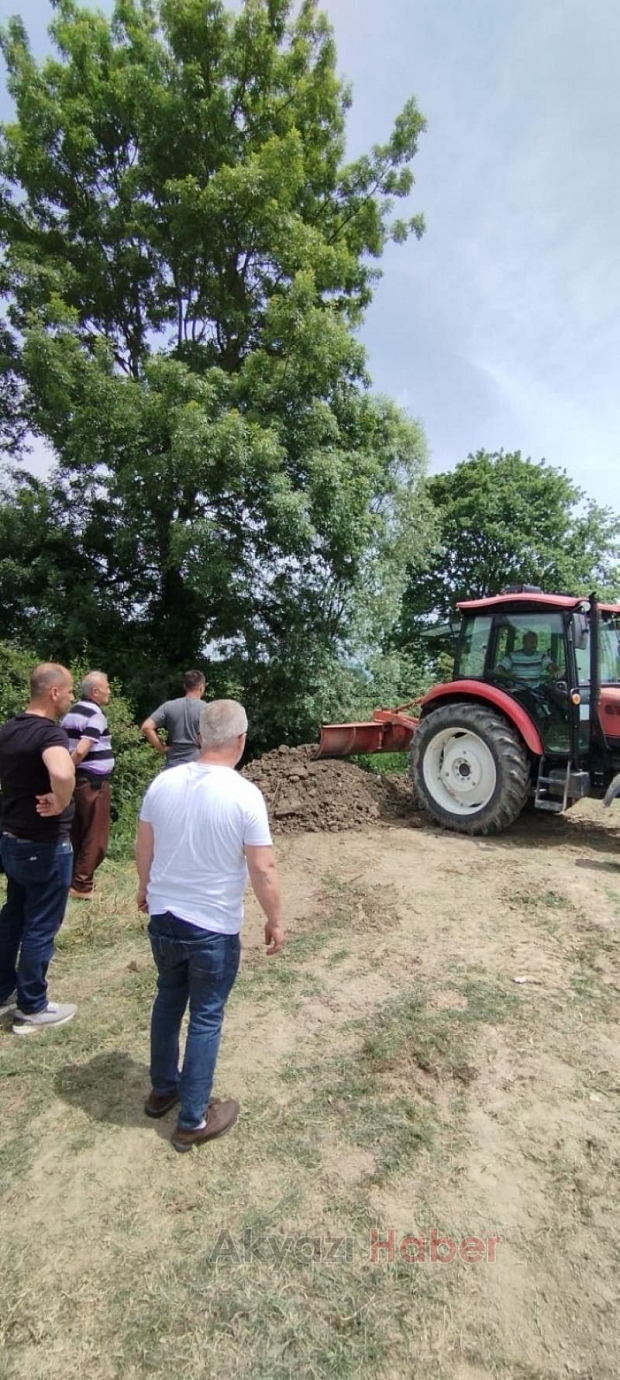 Akyazı'da kokudan bıkan vatandaşlar kanalı toprakla doldurdu