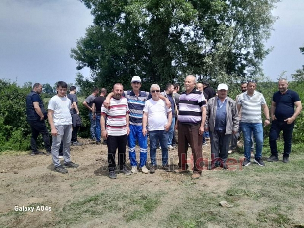 Akyazı'da kokudan bıkan vatandaşlar kanalı toprakla doldurdu