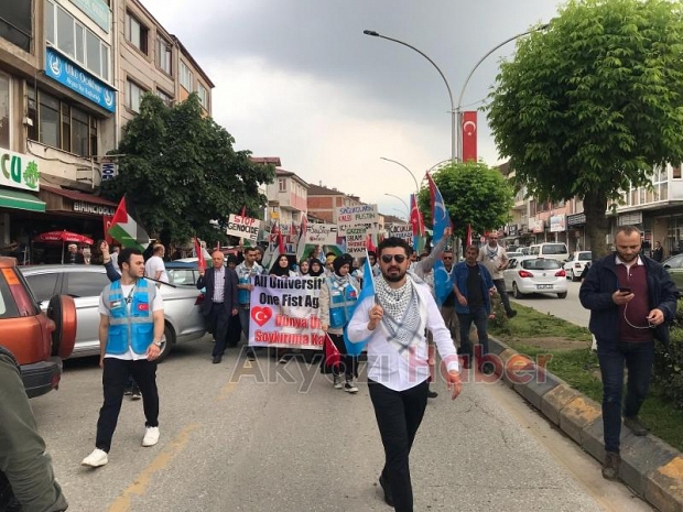 Akyazı'da üniversiteliler Filistin ve Doğu Türkistan için yürüdü