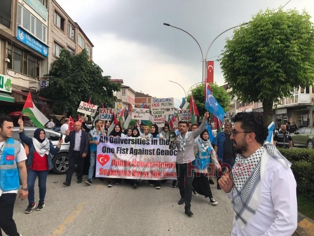 Akyazı'da üniversiteliler Filistin ve Doğu Türkistan için yürüdü