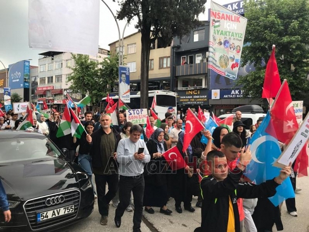 Akyazı'da üniversiteliler Filistin ve Doğu Türkistan için yürüdü