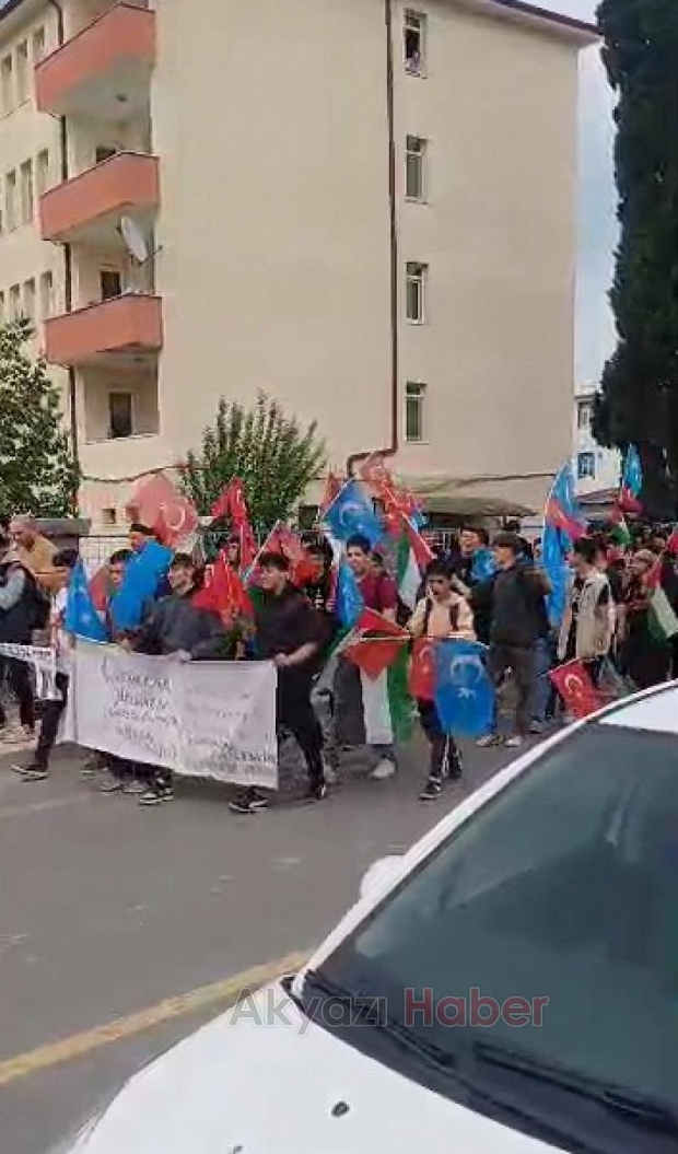 Akyazı'da üniversiteliler Filistin ve Doğu Türkistan için yürüdü