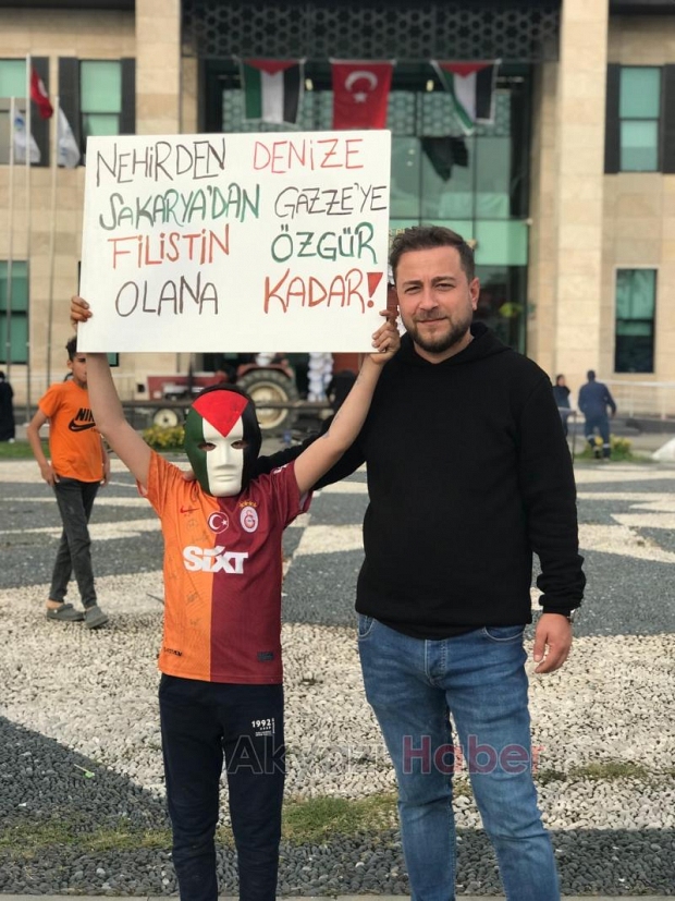Akyazı'da üniversiteliler Filistin ve Doğu Türkistan için yürüdü