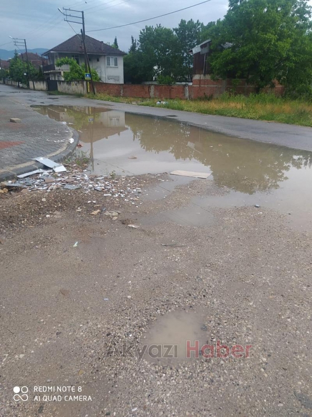Akyazıda vatandaşın bozuk yol tepkisi