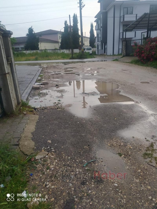 Akyazıda vatandaşın bozuk yol tepkisi
