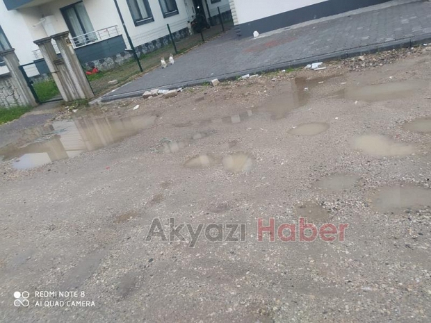 Akyazıda vatandaşın bozuk yol tepkisi