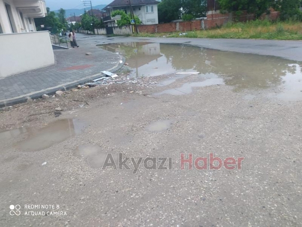 Akyazıda vatandaşın bozuk yol tepkisi