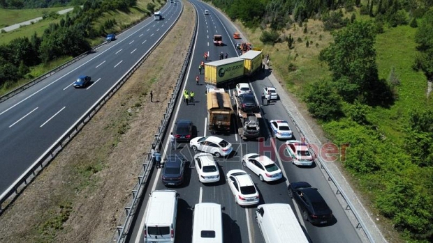 Tır devrildi, otoyol kapandı