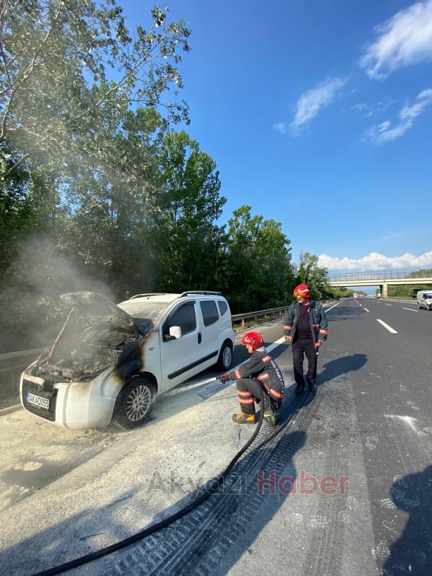 Otoyolda alev alan araca itfaiye müdahale etti